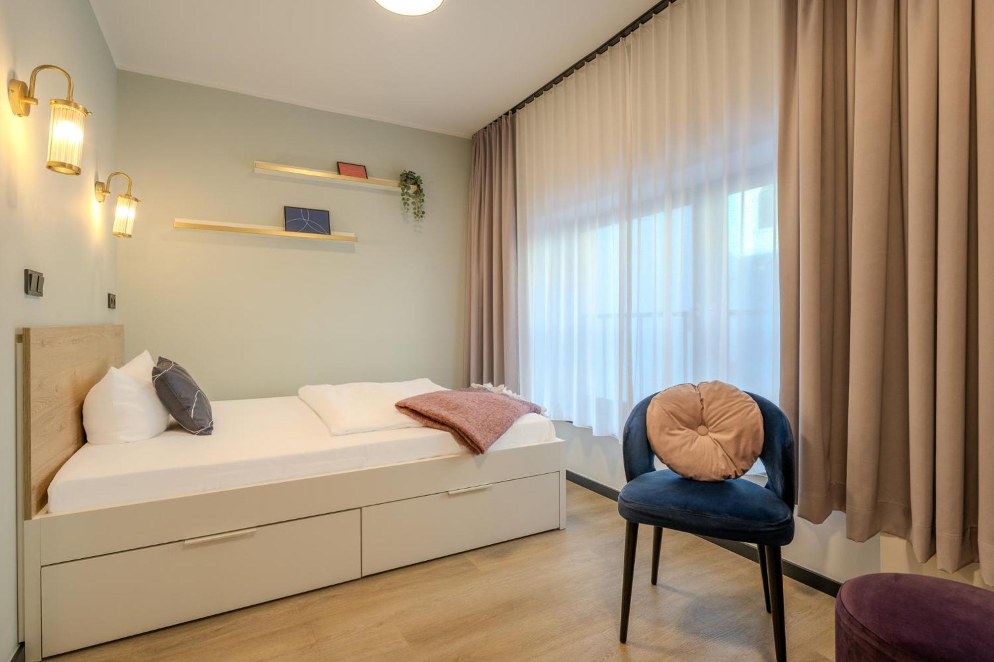 Отель The Base Berlin One Экстерьер фото