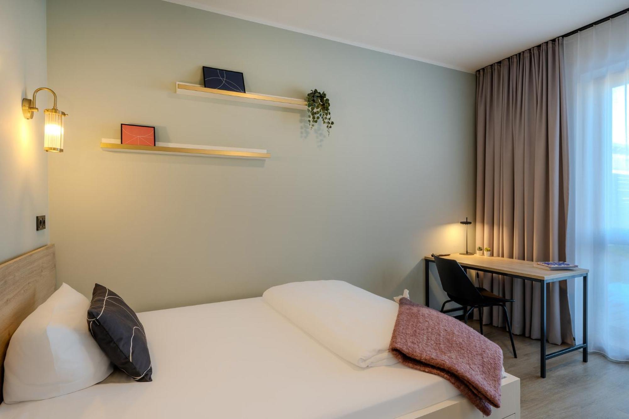Отель The Base Berlin One Экстерьер фото