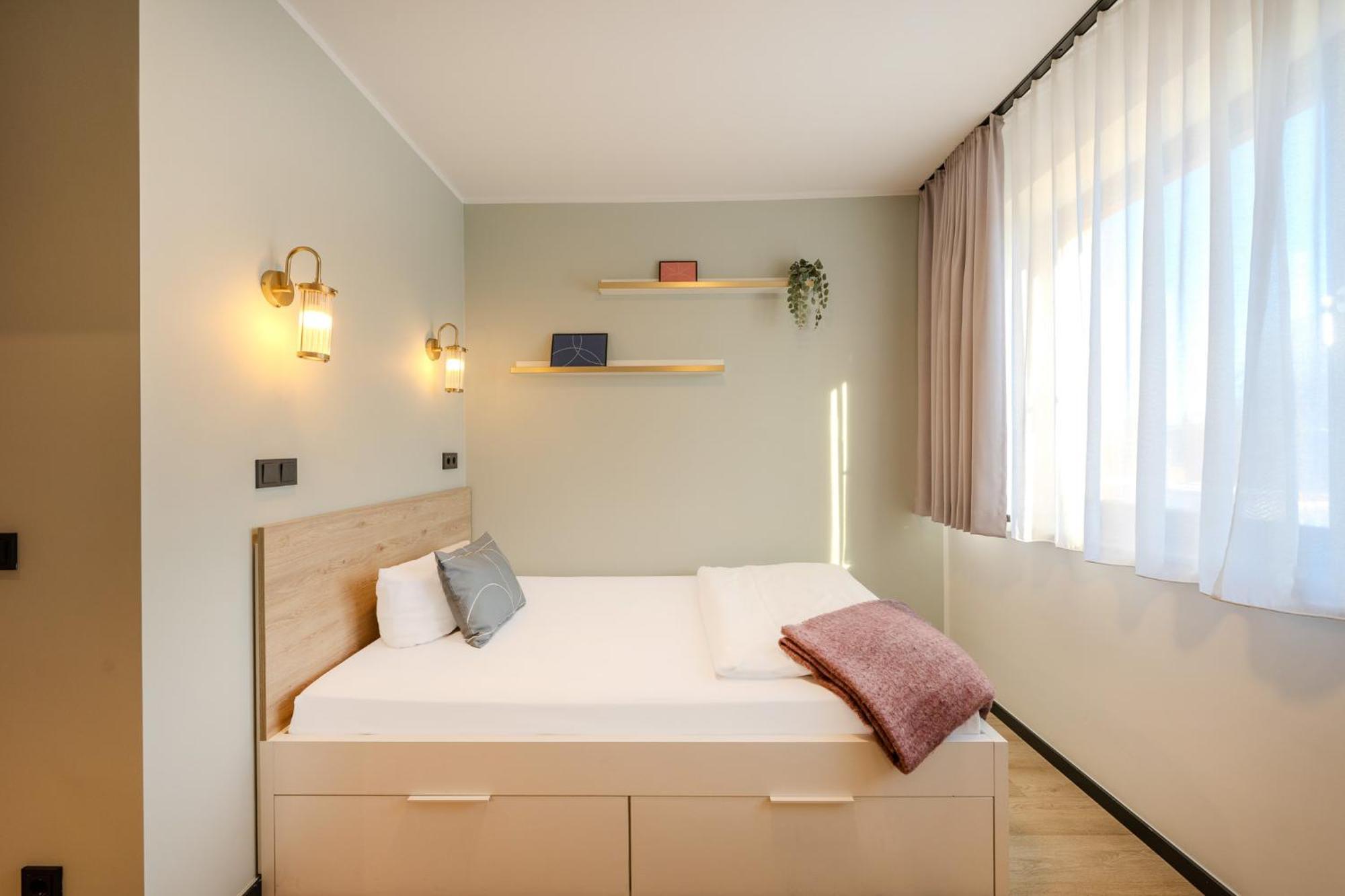 Отель The Base Berlin One Экстерьер фото