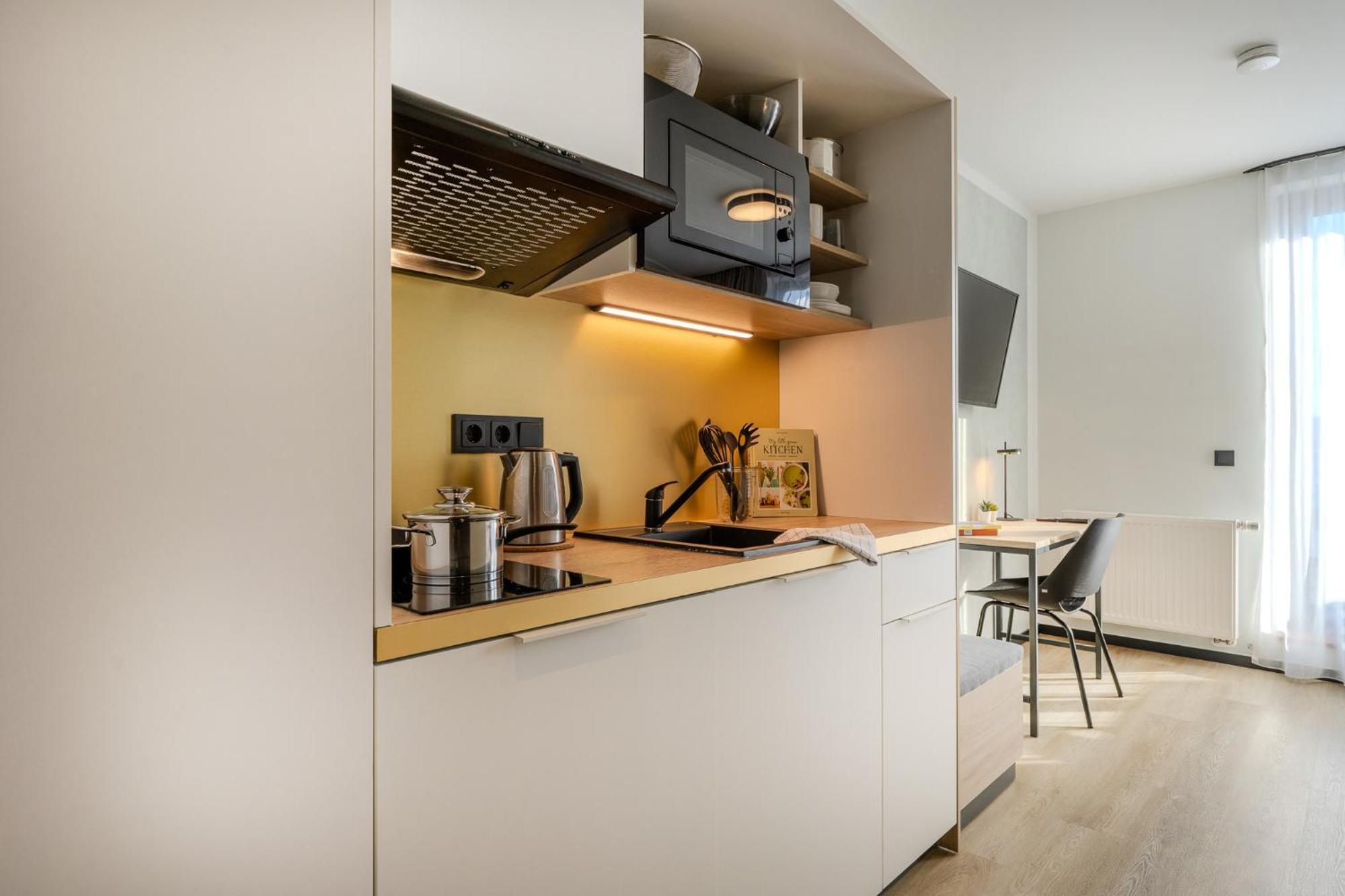 Отель The Base Berlin One Экстерьер фото