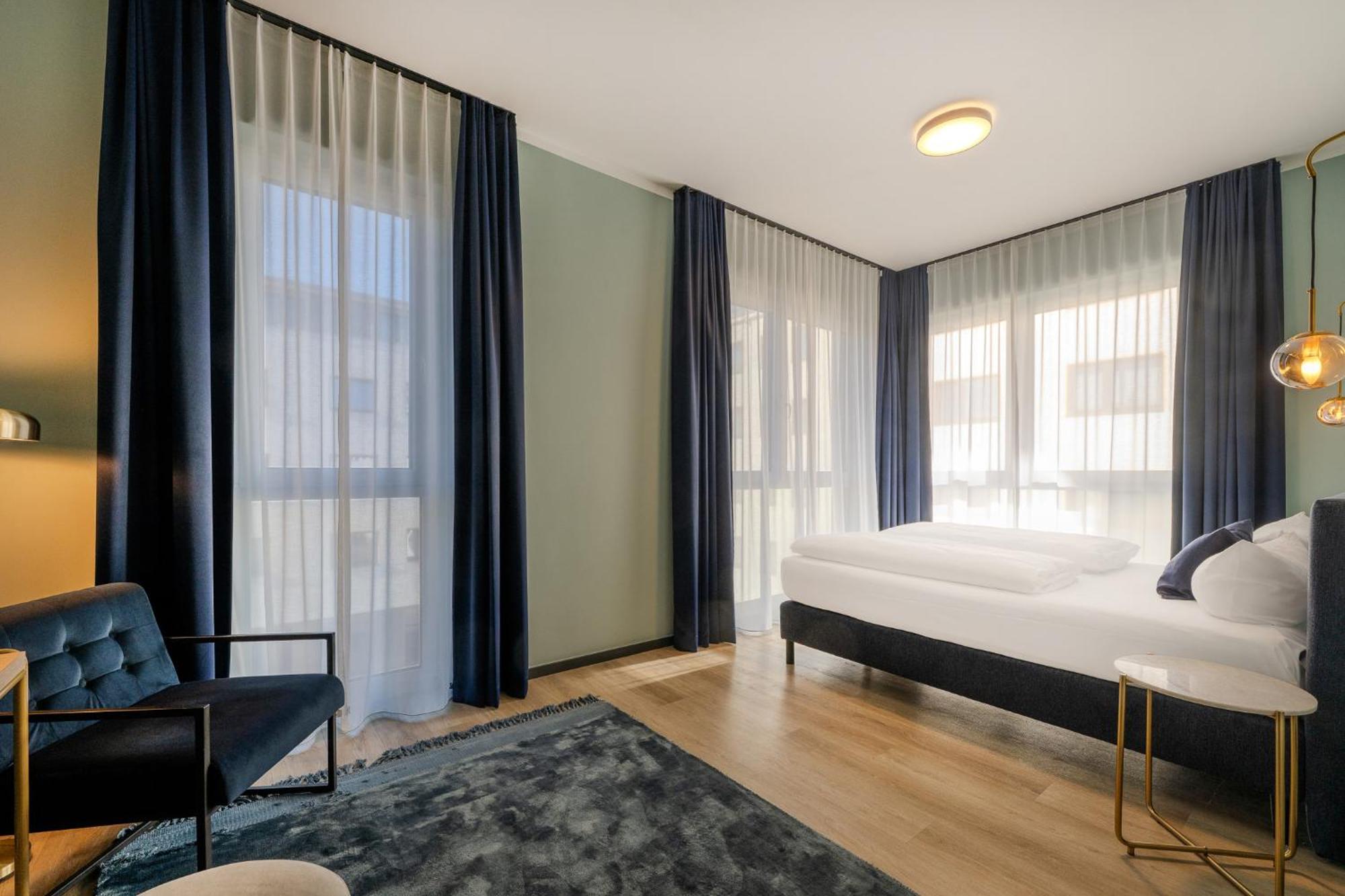 Отель The Base Berlin One Экстерьер фото