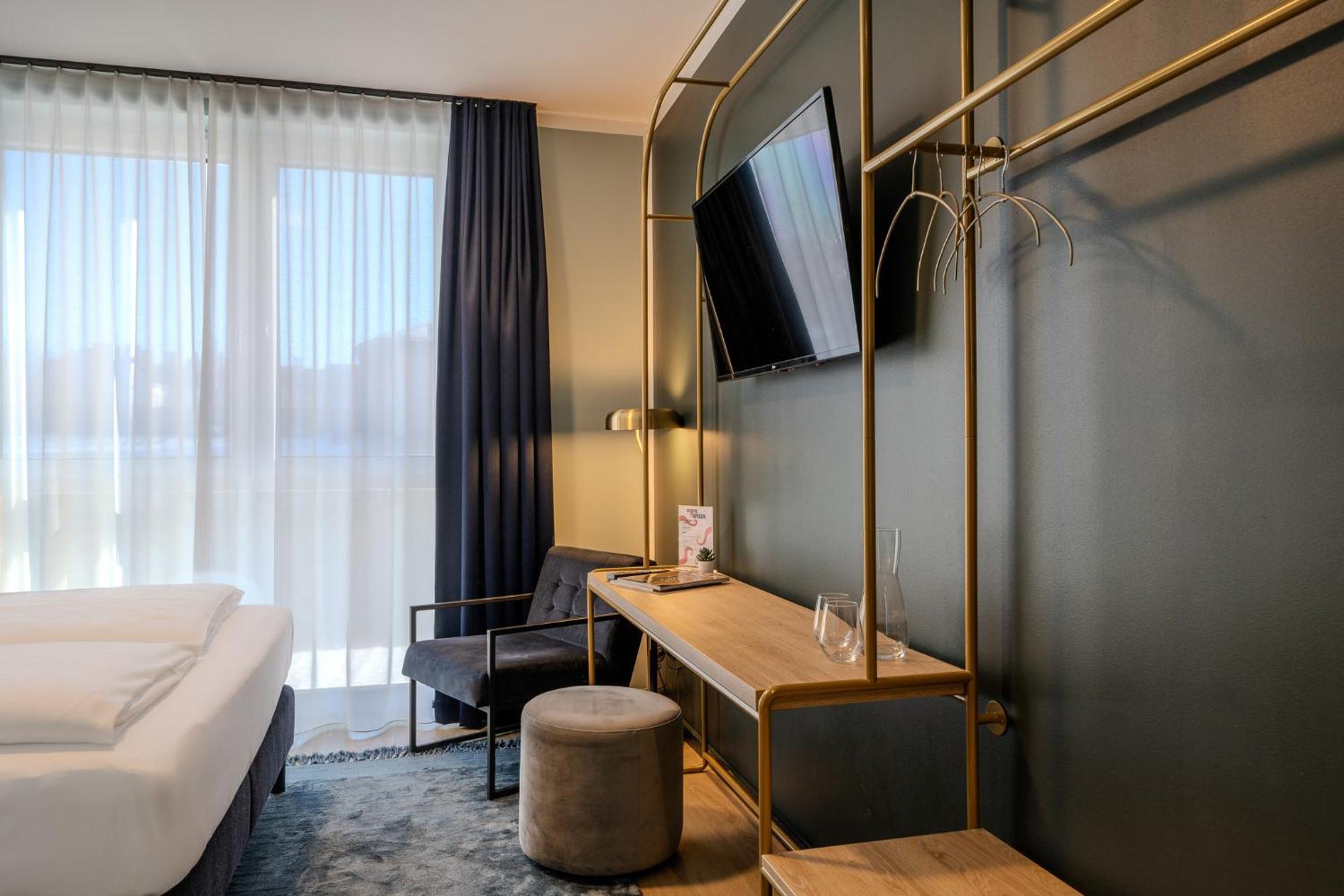 Отель The Base Berlin One Экстерьер фото